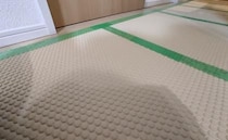 敷いたままにしてない？ジョイントマット、めくったらゾワッ！「こんなはずじゃなかった」後悔したワケ