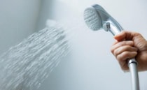 シャワー中、足元に赤い汚れが。「不正出血…！？」でも…→後にわかった謎の汚れの正体は