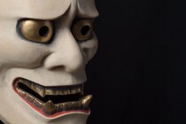 小学校のPTAで談笑していると、急に顔がこわばったママ友。私が振り返るとそこには...＜前編＞