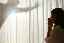 白昼の恐怖体験「私にしか見えてない...」毎日職場に現れる女性。住職が語る「正体」にゾッ＜前編＞