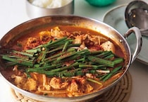 野菜・たんぱく質をまとめて摂取！汁まで飲める「チゲ鍋」のレシピ【栄養士妻が教える】