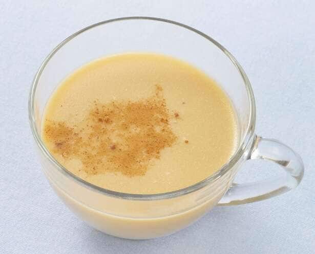 たっぷりのスパイスが効いた「ほうじ茶ラテ」のレシピ。燃焼系スパイスで代謝UP!