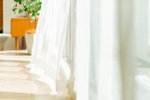 カーテンを洗っただけなのに!? 次々に「いいこと」が起きて...、これって風水パワー？＜前編＞