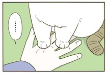 猫が遠い目をして「飼い主の手を踏んづける」。その理由は...んん？／うちの猫がまた変なことしてる。4