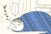 冬の日の猫。飼い主の服に潜り込もうとするが、なんだか気持ち悪い姿に...！／うちの猫がまた変なことしてる。6