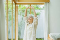 その腰痛・猫背は「背中の老い」のサインかも！負の連鎖を断ち切る姿勢改善の緊急性