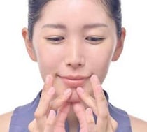 1日30秒でたるみ解消へ！指先ひとつで「ツヤ肌・小顔」を手に入れる魔法の習慣