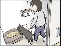 愛猫との"相席"がルーティンに。我が家のトイレ内に猫のトイレを設置してみたら...／フニャコ