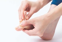 【坐骨神経痛には「足指ひろげ」】足指をまとめてタテに動かして指の付け根をしっかり伸ばす