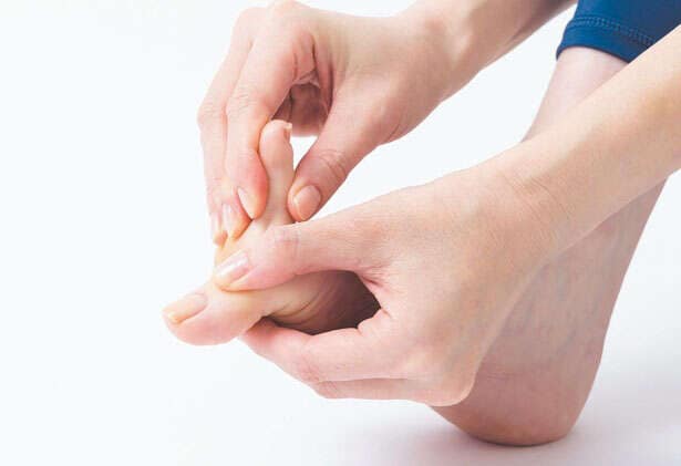 【坐骨神経痛には「足指ひろげ」】足指をまとめてタテに動かして指の付け根をしっかり伸ばす