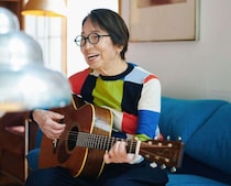 90代でギターに恋して。楽器の「衝動買い」から始めた、マンツーマンレッスンの新鮮な日々