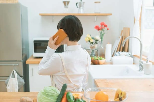退職した義父の「1日10回の電話相手」を押し付けられ...義母から届いた「衝撃のメール」＜前編＞