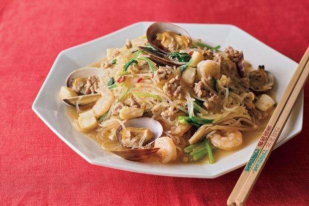 野菜と海鮮の出汁がじんわり染みる。心も体も温まる「海鮮春雨煮込み」のレシピ