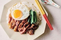 ビールで煮るのが正解！驚くほどお肉が柔らかくなる「焼き豚のっけめし」のレシピ