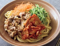 【物価高に負けないレシピ】ピリ辛キムチとごまだれで楽しむ「ビビンうどん」