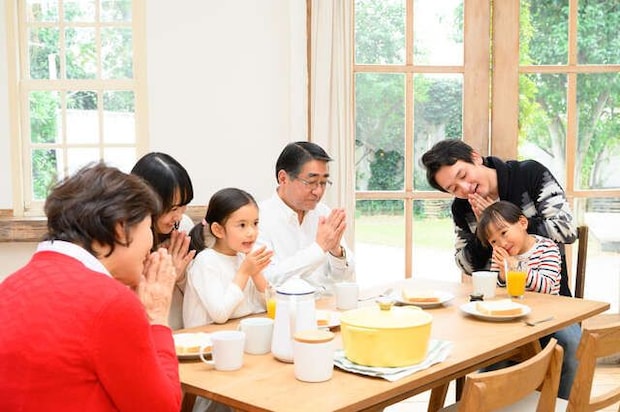 外食先でケーキのフィルムをペロペロ!?「義家族の食事マナー」にあ然。夫に注意すると衝撃の返答が!<前編>