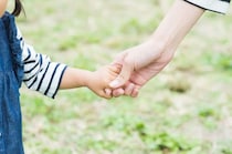 43歳で「ばあば」になった私。孫と歩くだけで浴びる視線...病院で受けた冷たい仕打ちとは＜前編＞