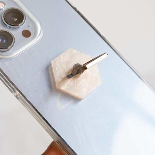 「スマホ落として画面バキバキ」→ 回避！【セリア】110円で買える！「優秀アイテム」