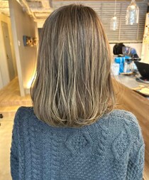 【40・50代ヘア】今どきの「白髪ぼかし」ってこんなシャレてるの──！？