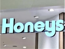 「なんか地味かも」→ 即着映える！【ハニーズ】40・50代の味方♡「アクセ付きトップス」