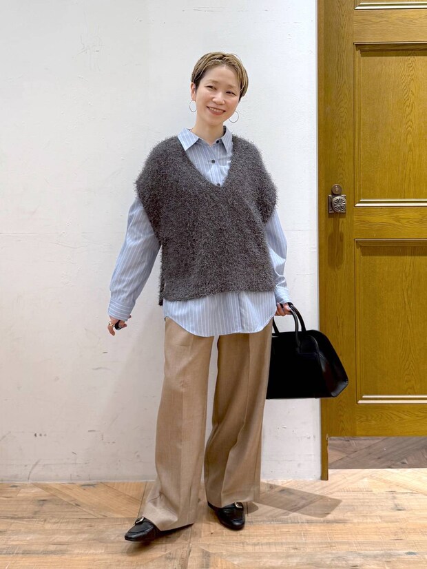 大人は“シャツ”で垢抜け！【グローバルワーク】40代おしゃれ店員さんの「レイヤードコーデ」