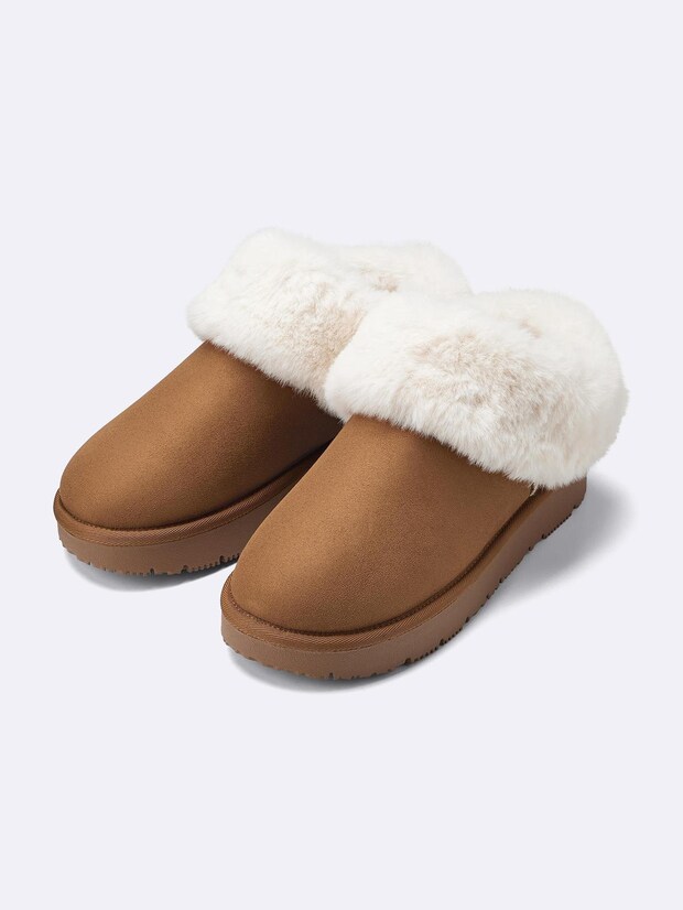 スニーカーより“この1足”！【GU】プチプラで買える♡「ムートン風スリッパ」