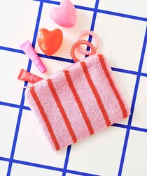 「それ可愛い♡」って褒められそう！【3COINS】バッグにサッと忍ばせたい！「330円ポーチ」