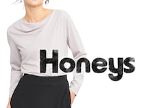 黒よりも上品な“この色”！【ハニーズ】40・50代が着たい「グレージュトップス」