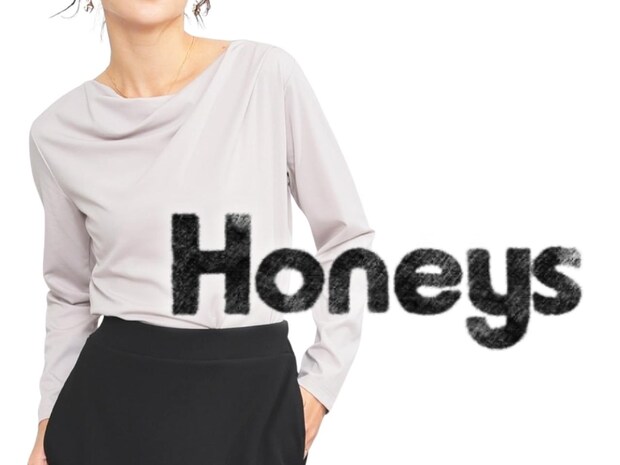 黒よりも上品な“この色”！【ハニーズ】40・50代が着たい「グレージュトップス」