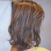 白髪染めより、断然コッチかも！【40・50代】周りと差がつく♡「上品ハイライト」