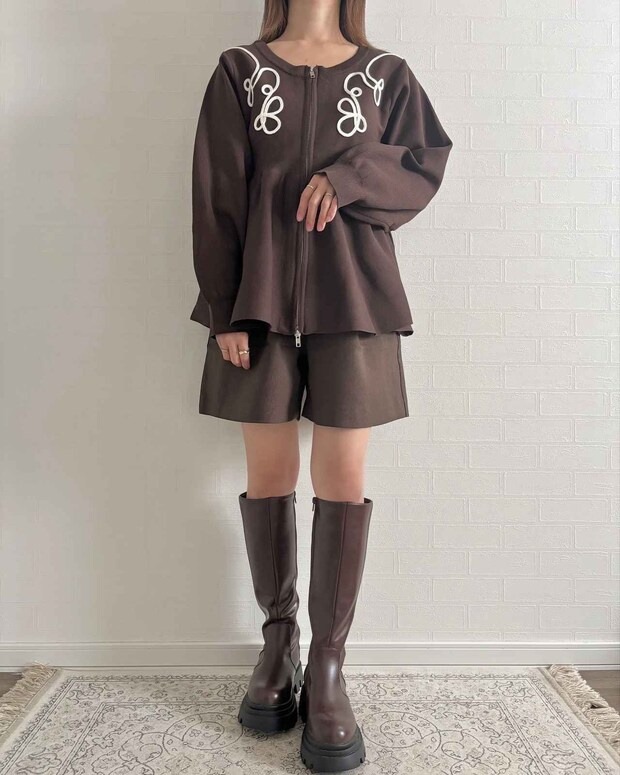 【しまむらのブラウン】が高見え! おしゃれに体型カバーが叶う♡「ペプラムカーデ」