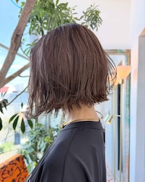 【50代】もっと早くすれば良かったーー！ 楽なのにこなれる「白髪ぼかしボブ」が最強かも♡