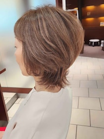 楽ちん & シャレる“最強ヘア”！？【50代】に「白髪ぼかしボブ」が推せるーーッ♡