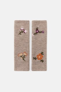 「それ可愛い」→ なんと【ZARA】！ 刺繍入りでおしゃ見え♡「防寒アイテム」