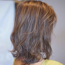 一番白髪となじむ！？【40・50代】初心者でも挑戦しやすい♡「極細ハイライト」