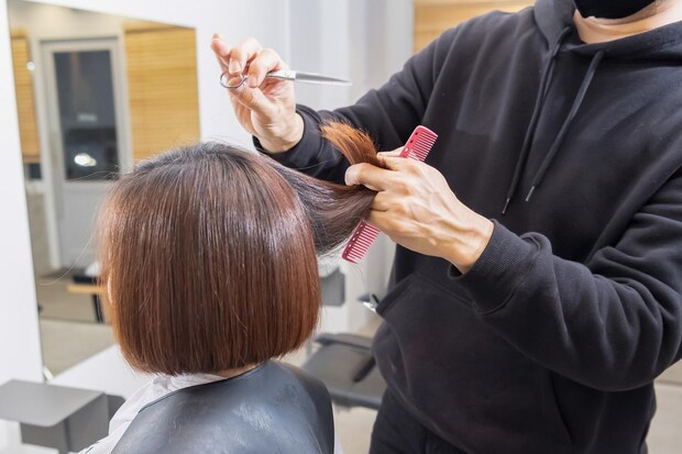 美容室で「いたた、、」腰のヘルニアが悪化! 痛みを隠す私に、若い美容師から『予想外すぎるひと言』が