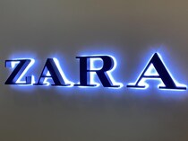 真っ黒より上品見えかも！【ZARA】40・50代がこなれる♡「ネイビーコート」