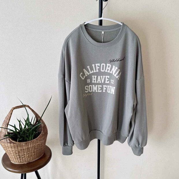 「カジュアル服苦手」でもイケそう！【しまむら】40・50代に似合う「大人っぽロゴトップス」