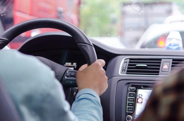 車線変更も危ういのに「俺は大丈夫」免許返納を拒む75歳の父。娘「プライドは傷つけたくない」そこで