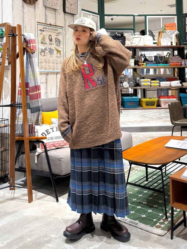 「1枚で着映えるアイテム」なら【niko and ...】へ！ 大人でも着やすい「ロゴセーター」