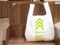 【ダイソーの330円バッグ】がすごい！「軽量」「500mlのペットボトルが入る」だって！