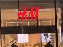 「やっと買えた」「1枚でも重ねても◎」【H&M】おしゃれママ絶賛！「きれいめトップス」