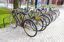 「危ない！」ママチャリ転倒！ 泣く子どもを救った男性。──入学式で再会した【驚きの正体】にシビれた！