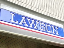 《新作》華やかビジュに惹かれるーーッ♡【ローソン】即カゴ推奨！「苺アイスパフェ & タルト」