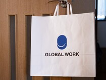 40・50代が狙うなら“断然ネイビー”！【グローバルワーク】大人がこなれる「ロゴスウェット」