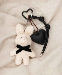 それドコの！？→ なんと【3COINS】！ 大人もハマる♡「激かわキーホルダー」