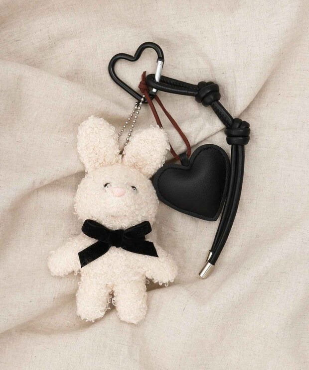 それドコの！？→ なんと【3COINS】！ 大人もハマる♡「激かわキーホルダー」