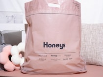 「大人の通勤服」→【ハニーズ】で揃う！ 上品でキレイ見え♡「ボウタイトップス」