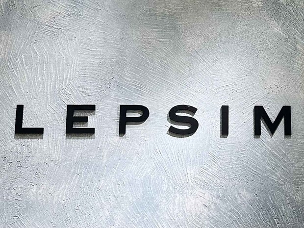 『グレー ＝ 地味見え』→ そんなことない！【LEPSIM】大人の「シャレ見えパンツ」