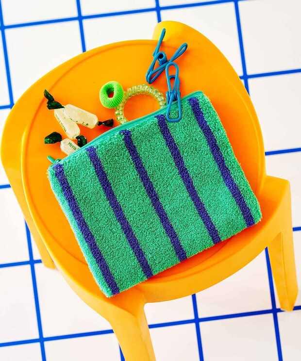 「バッグの中身ごちゃごちゃ」は卒業!【3COINS】かさばらなくて優秀♡「フラットポーチ」